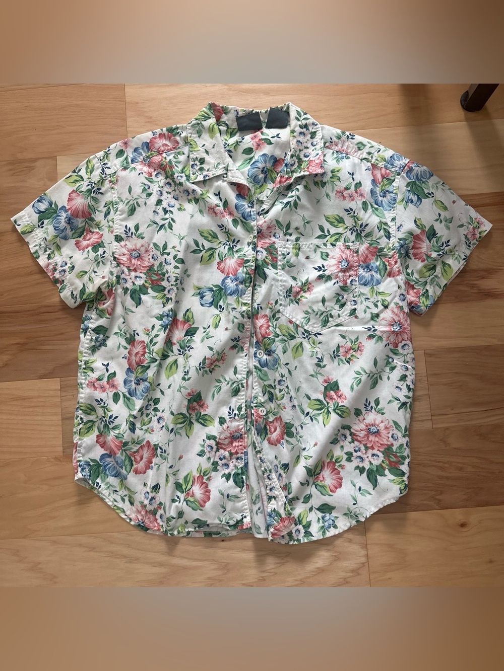 Liz wear White Floral Short-Sleeve Button-Up Shirt